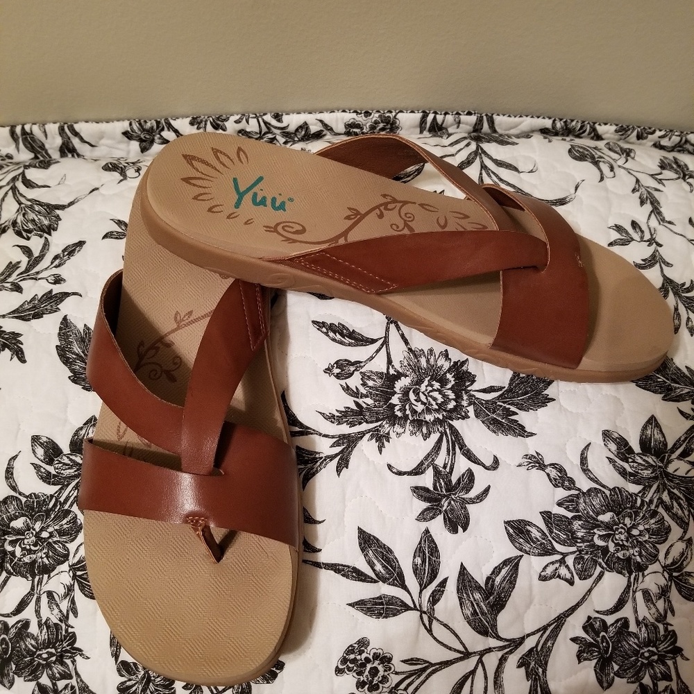 Yuu brown thong shoes